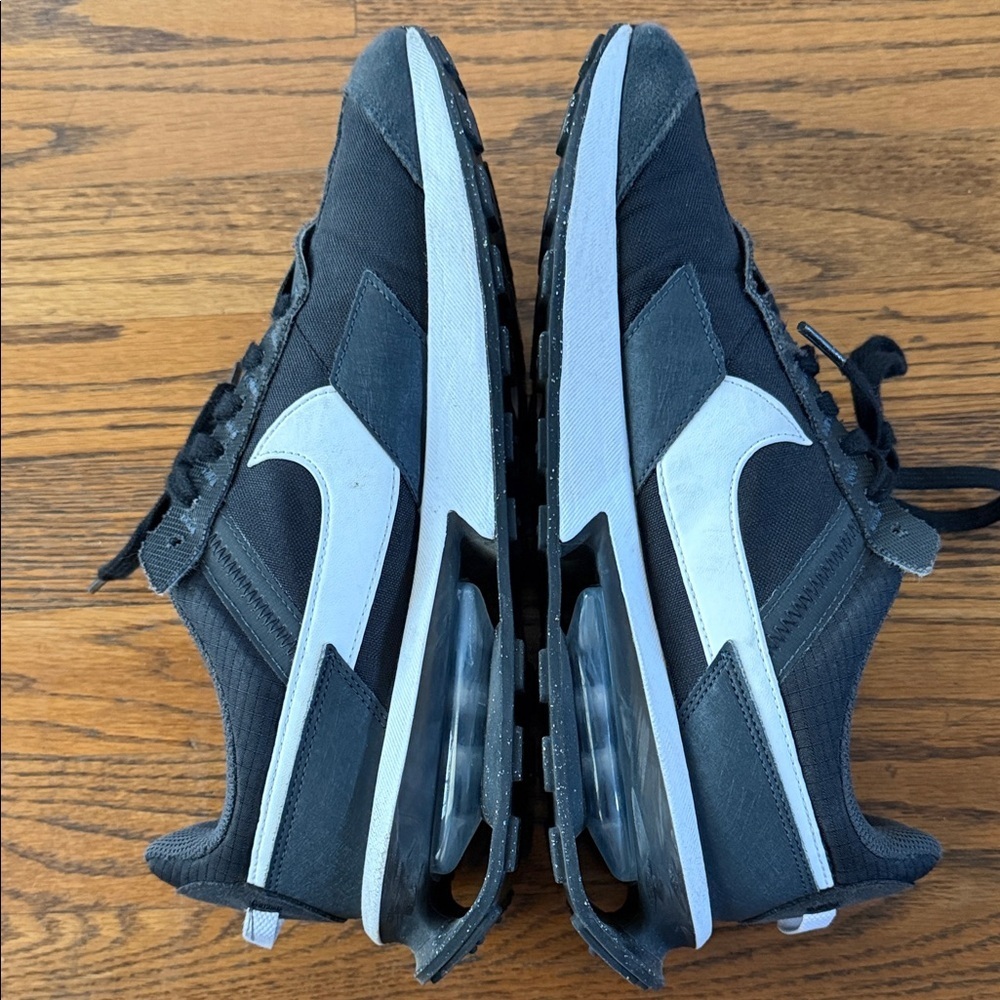 Nike Black and White Men's Athletic Running Shoes - Picture 5 of 6